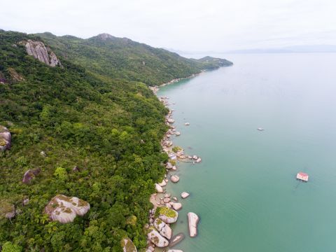 Canto Grande, lado Mar de Fora, com o Morro do Macaco ao fundo