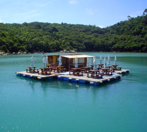 Bombinhas, Santa Catarina — Um bar no meio do oceano. Bombinhas, Santa Catarina, Brasil