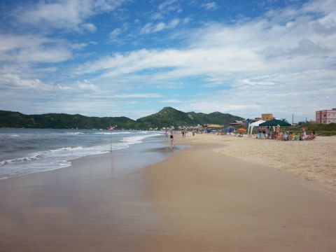 Melhor praia de Bombinhas para crianças