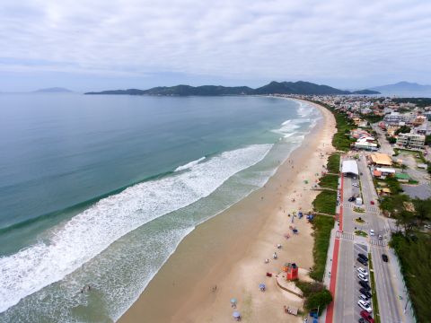 Vista aérea da Praia de Mariscal, faixa extensa de areia com mar aberto